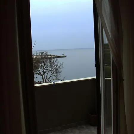 ゲストハウス By The Sea Koromacno 12410